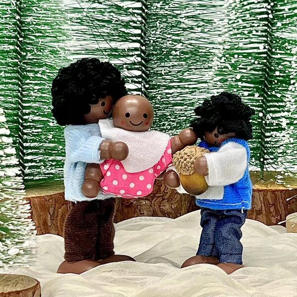 Комплект от 4 дървени фигурки за къщи за кукли Family Mini People 10 см
