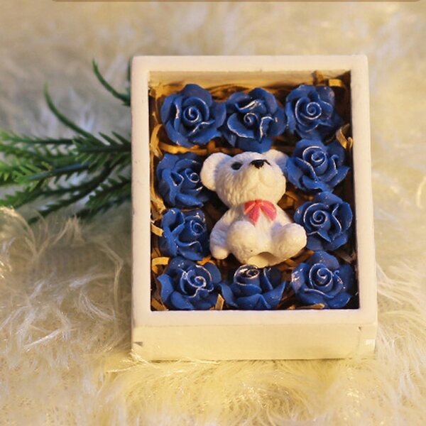 Miniatur-Geschenkbox 1:12 aus Kunstharz mit blauer Rose für Puppenhäuser
