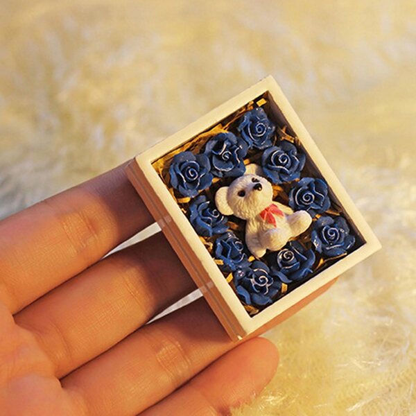 Miniatur-Geschenkbox 1:12 aus Kunstharz mit blauer Rose für Puppenhäuser