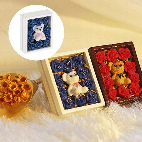 Miniatur-Geschenkbox 1:12 aus Kunstharz mit blauer Rose für Puppenhäuser