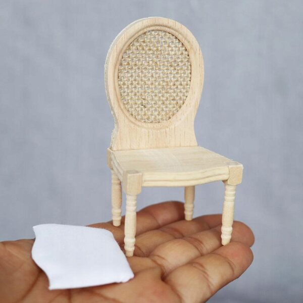 Miniature træfotel med linned madras til dukkehjem 1:12