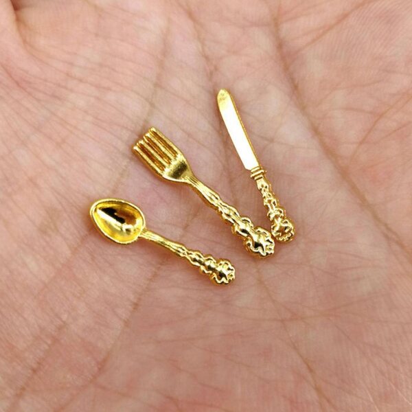 Set mit 12 goldenen Miniaturbestecken für Puppenhäuser im Maßstab 1:12