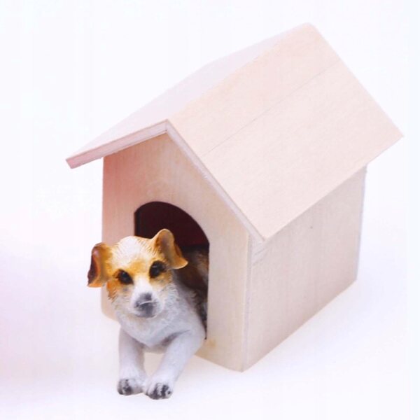Ein Miniaturhaus aus Holz im Maßstab 1:12 für einen Hund und eine weiße Katze