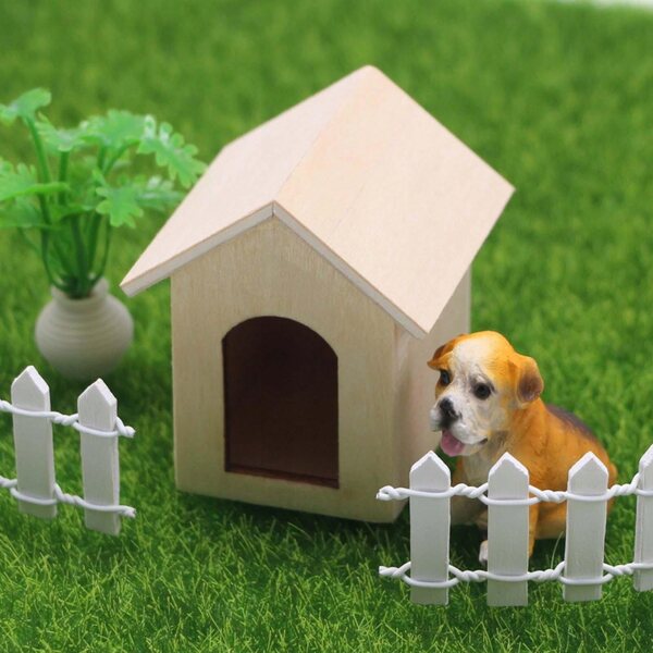 Ein Miniaturhaus aus Holz im Maßstab 1:12 für einen Hund und eine weiße Katze