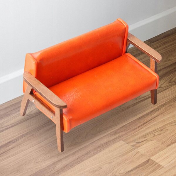 Miniature orange træsofa til dukkehus 1:12 skala