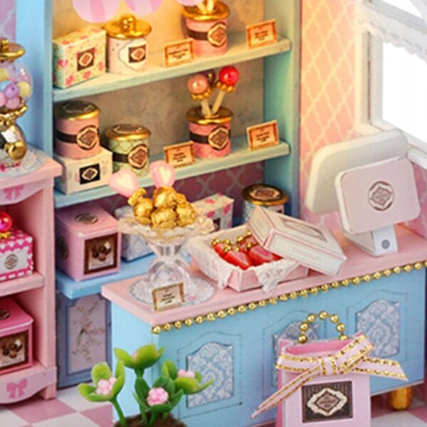 Mini casa delle bambole DIY in legno con dolci e mobili realistici