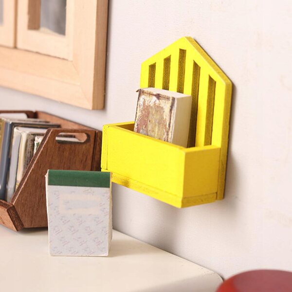 Mini Kosz aus Holz 1:12 für Puppenhaus - Dekoratives Accessoire Gelb