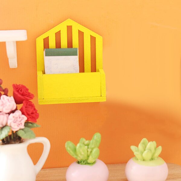 Mini Kosz aus Holz 1:12 für Puppenhaus - Dekoratives Accessoire Gelb