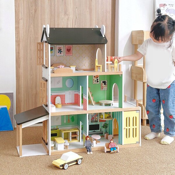 Ein hölzernes Puppenhaus mit Aufzug und Möbelset, ein kreatives Set für Kinder