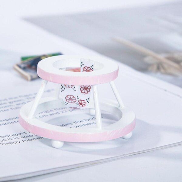 Hölzerner Lauflernwagen für Puppen 1:12, dekorative rosa Miniatur