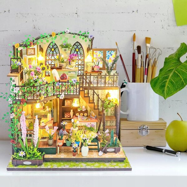 Casa in legno in miniatura con LED e fiori - set da montare