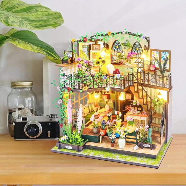 Casa in legno in miniatura con LED e fiori - set da montare
