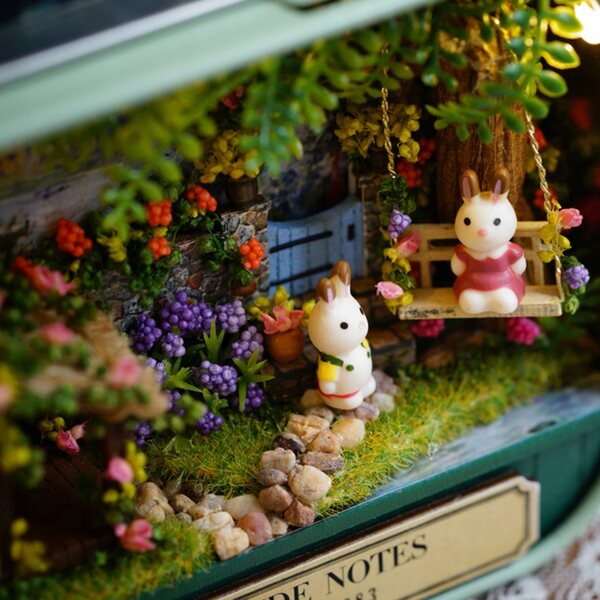 DIY Puppenhaus-Miniatur aus Holz mit LED-Lichtern und Naturszenen