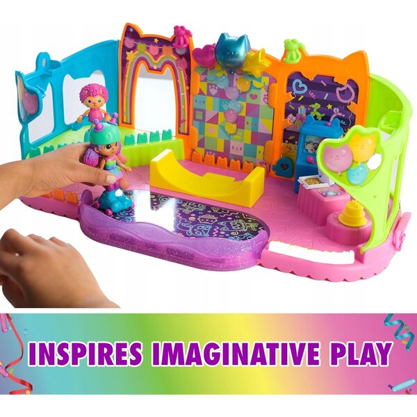 Salle de fête pour maison de poupée avec figurines et accessoires colorés