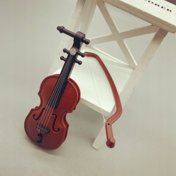 Miniatuurviool voor poppenhuisdecoratie 1:12 in resistent plastic