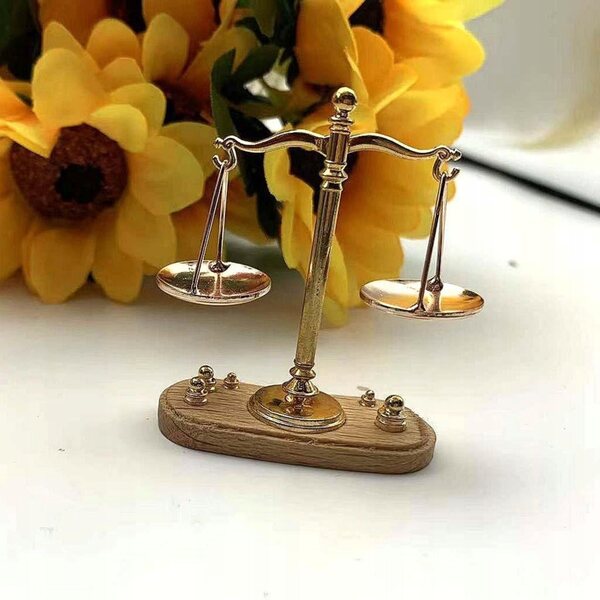 Miniatura Bilancia Vintage 1:12 in Metallo per Casa delle Bambole con 6 Pesi