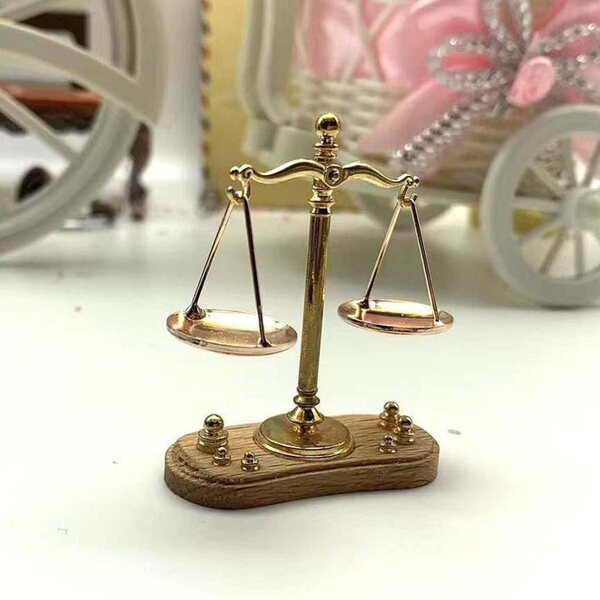 Miniatura Bilancia Vintage 1:12 in Metallo per Casa delle Bambole con 6 Pesi