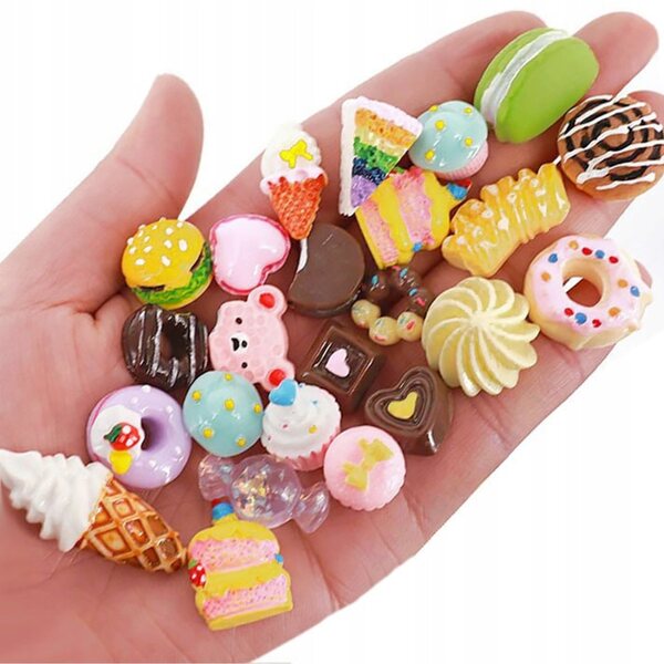 Set 10 Accessori Miniature per Bambole - Abiti, Cucina, Cibo e Bevande