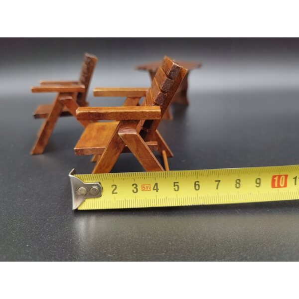 Mini-Holzmöbelset: Tisch und zwei Gartenstühle im Maßstab 1:12