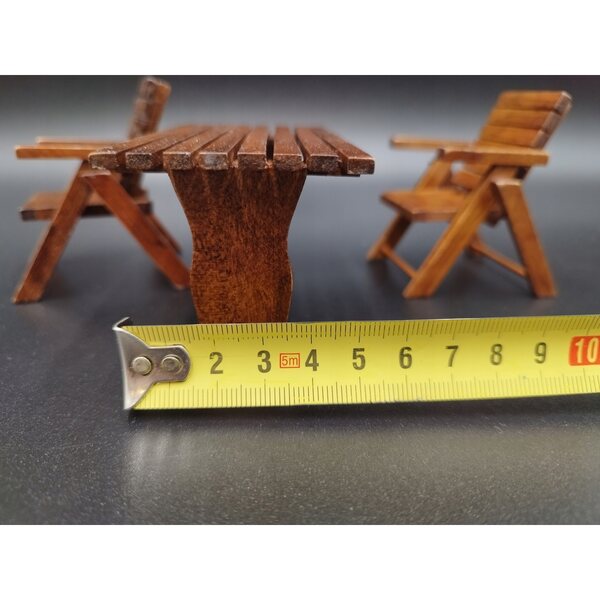 Mini-Holzmöbelset: Tisch und zwei Gartenstühle im Maßstab 1:12
