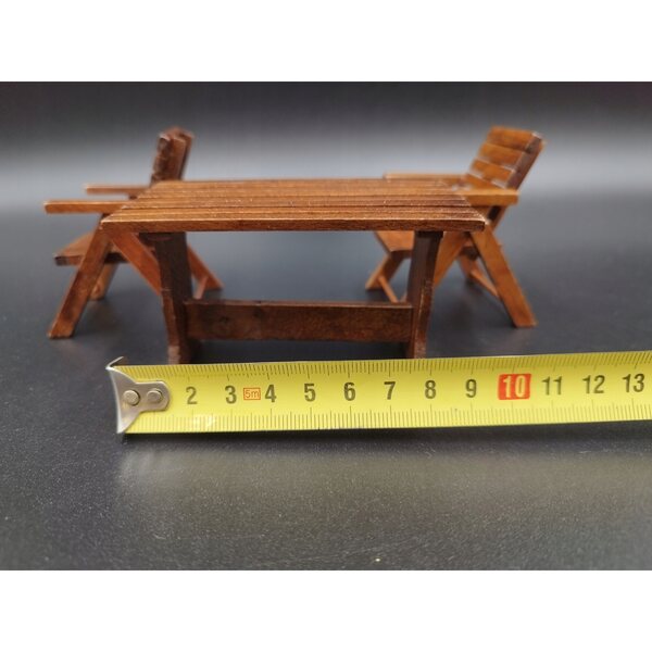 Mini-Holzmöbelset: Tisch und zwei Gartenstühle im Maßstab 1:12
