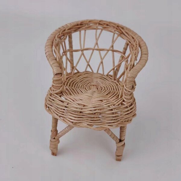 Sedia in rattan in miniatura per casa delle bambole 1:12, in legno 10,5x11 cm