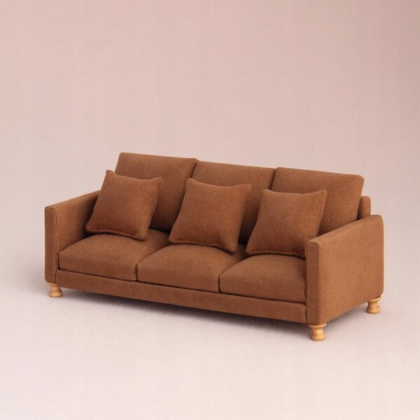 Miniature sofa 1:12 til dukkehus i realistisk mørkebrunt stof