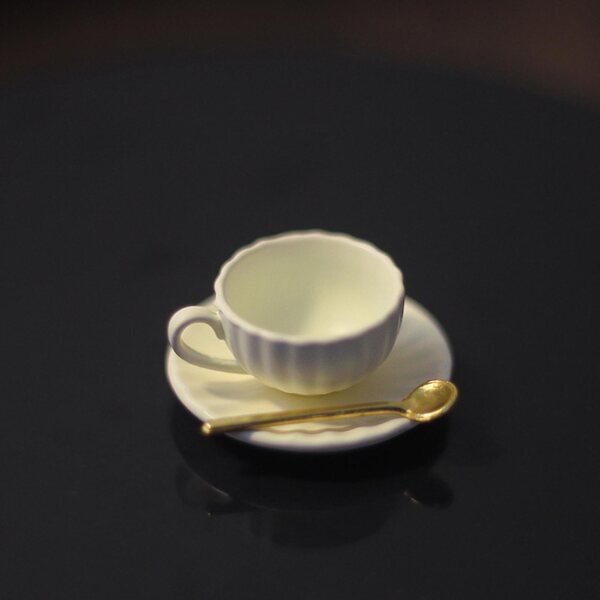 1:6 Miniatur-Kaffeetasse mit Untertasse und Löffel für Puppenhäuser