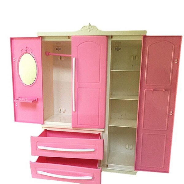 Eine entzückende Puppengarderobe mit Organizer und Kleiderbügeln, perfekt als Geburtstagsgeschenk