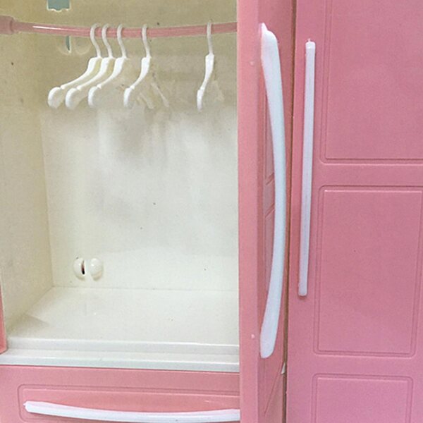 Eine entzückende Puppengarderobe mit Organizer und Kleiderbügeln, perfekt als Geburtstagsgeschenk