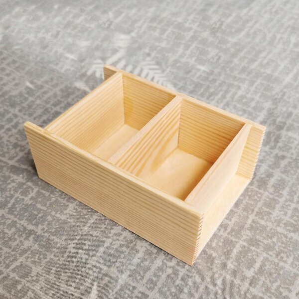 1:12 Miniatur-Bücherregal aus Holz für Puppenhäuser – dekorative Miniaturmöbel
