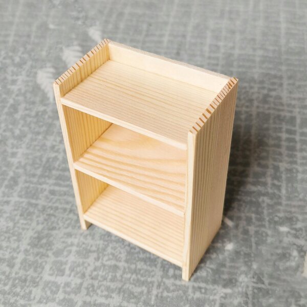1:12 Miniatur-Bücherregal aus Holz für Puppenhäuser – dekorative Miniaturmöbel