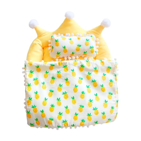 Letto per bambole completo con materasso e coperta gialla 20x18 cm