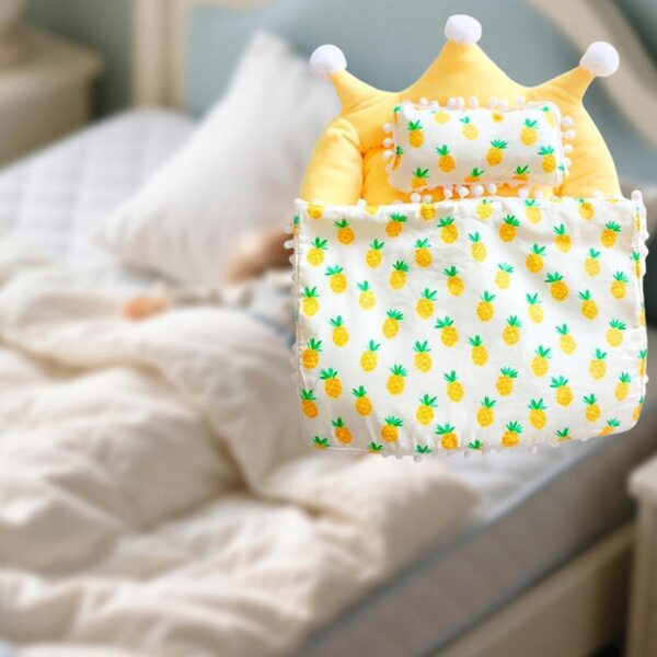 Letto per bambole completo con materasso e coperta gialla 20x18 cm
