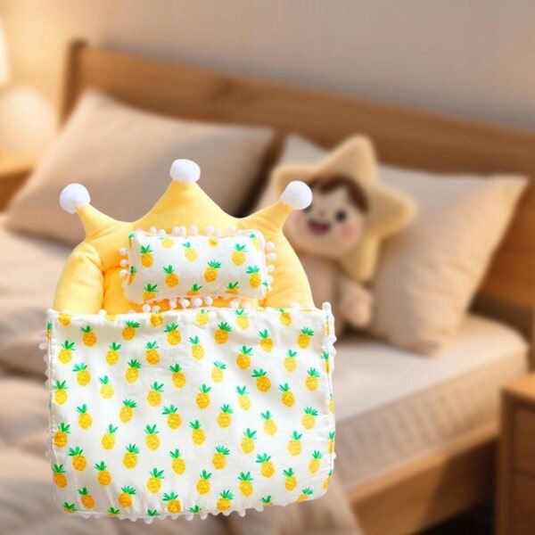 Letto per bambole completo con materasso e coperta gialla 20x18 cm