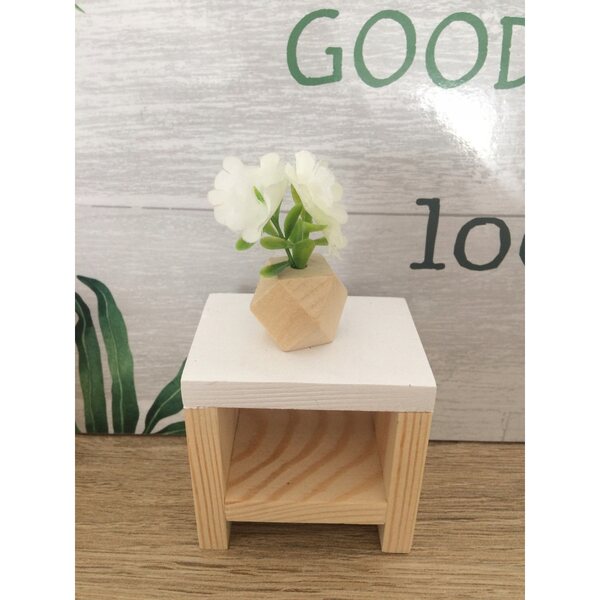Holzmöbel für Puppen: sicherer und farbenfroher handgefertigter Nachttisch 6x6 cm