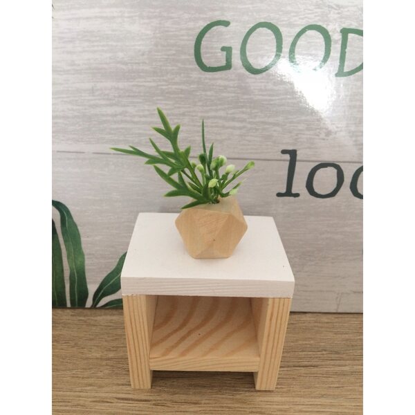 Holzmöbel für Puppen: sicherer und farbenfroher handgefertigter Nachttisch 6x6 cm