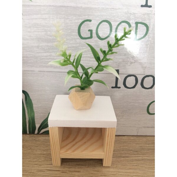 Holzmöbel für Puppen: sicherer und farbenfroher handgefertigter Nachttisch 6x6 cm