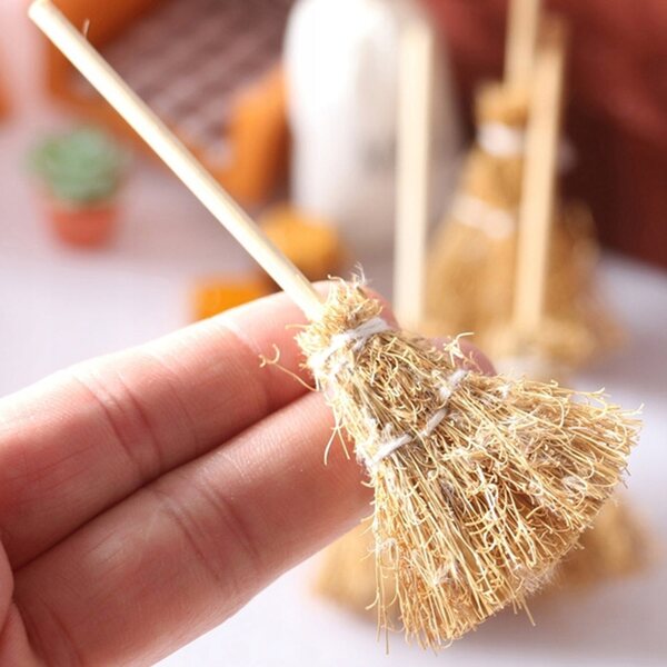 Lot de 7 Mini Balais en Bois Kaki pour Décorations et Modélisme 12cm