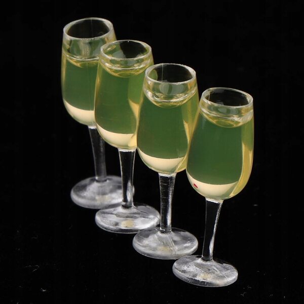 Set 4 Miniature Bicchieri di Vino in Plastica per Casa delle Bambole 1:12