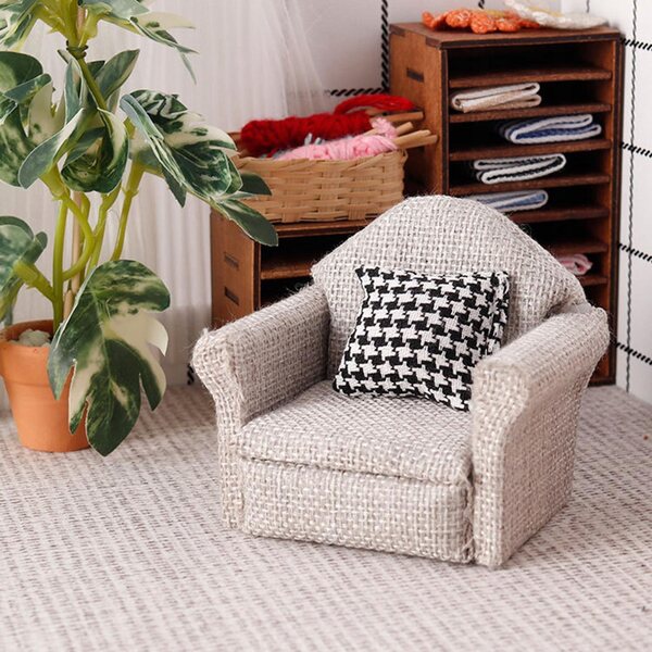 Miniaturesofa til dukkehuse i lysegråt stof 1:12