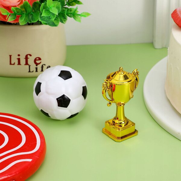 Dekorative Mini-Fußballtrophäe mit buntem Ball aus widerstandsfähigem Kunststoff