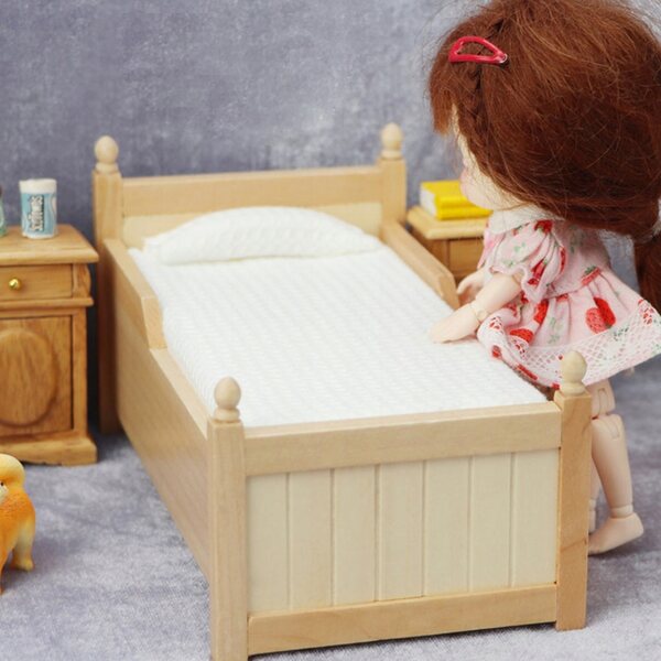 Beiges miniaturisiertes Puppenbett aus Holz, Heimdekoration und Heimwerken