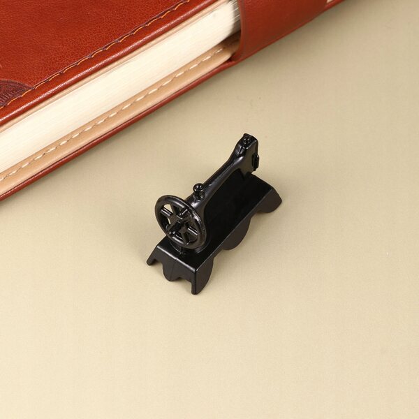 1:12 Mini-Nähmaschinendekoration aus schwarzem Metall für Puppenhäuser