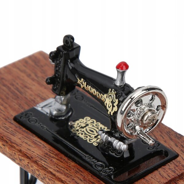 1:12 Vintage Mini-Nähmaschine für Puppenhaus – Holzdekoration