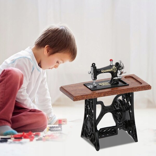 1:12 Vintage Mini-Nähmaschine für Puppenhaus – Holzdekoration