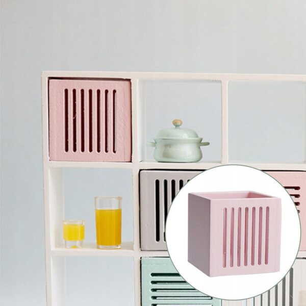 Miniatuur roze houten organizerlade voor poppenhuis schaal 1:12