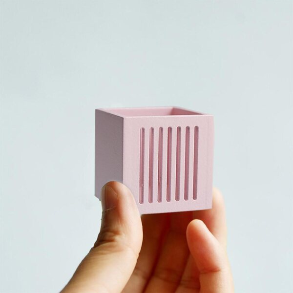 Miniatuur roze houten organizerlade voor poppenhuis schaal 1:12