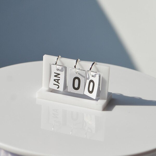 Miniatuur bureaukalender voor poppenhuizen op schaal 1:6, wit in ABS