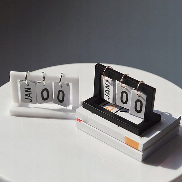 Miniatuur bureaukalender voor poppenhuizen op schaal 1:6, wit in ABS
